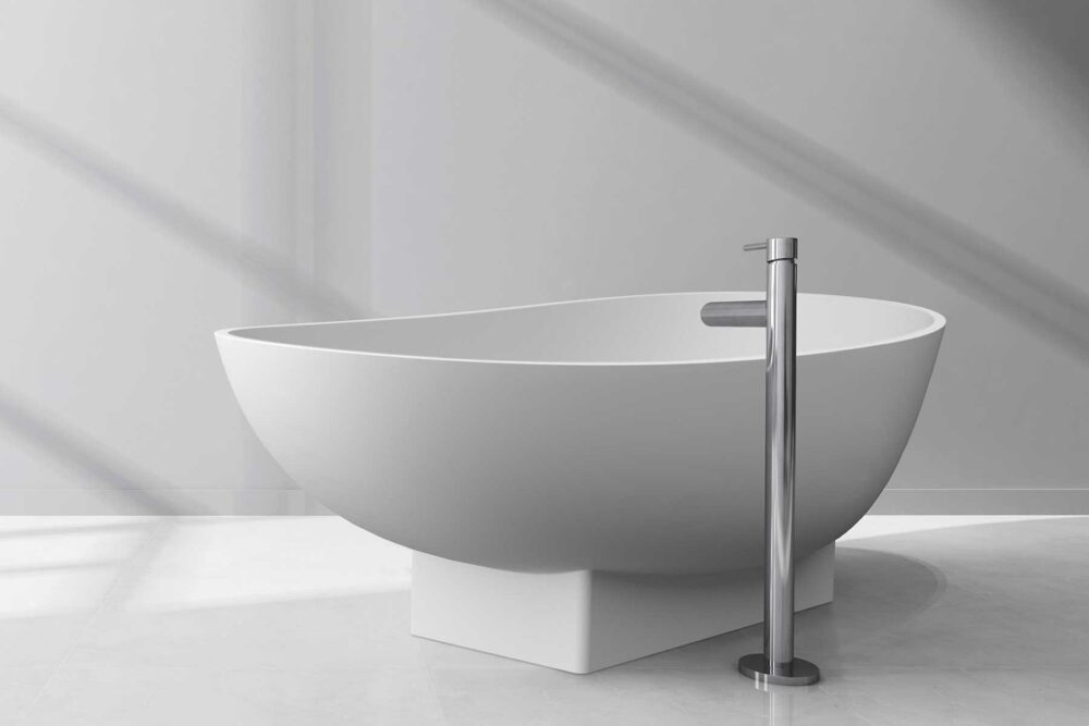 Copenhagen badekar fra Interform er et lekkert frittstående designbadekar i hvit matt kompositt / Solid surface. Baderommets smykke. Klikkventil i samme utførelse som badekaret. Gulvarmatur. Lyse omgivelser med solskinn.
