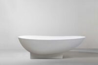 Copenhagen badekar fra Interform er et lekkert frittstående designbadekar i hvit matt kompositt / Solid surface. Baderommets smykke. Klikkventil i samme utførelse som badekaret.