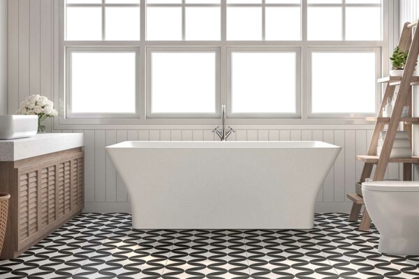 Cube frittstående badekar i kompositt / solid surface fra Interform. Hvit matt silkemyk overflate. Trepanel på vegg og svarte og hvite fliser på gulv.