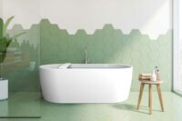 Embla helstøpt badekar fra Interform med badekarbro i hvit akryl. Grønne fliser på gulv og vegg.
