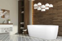 Embla helstøpt badekar fra Interform i hvit akryl. spesialflis på gulv og tre imitajson veggflis. Nydelige kulelamper