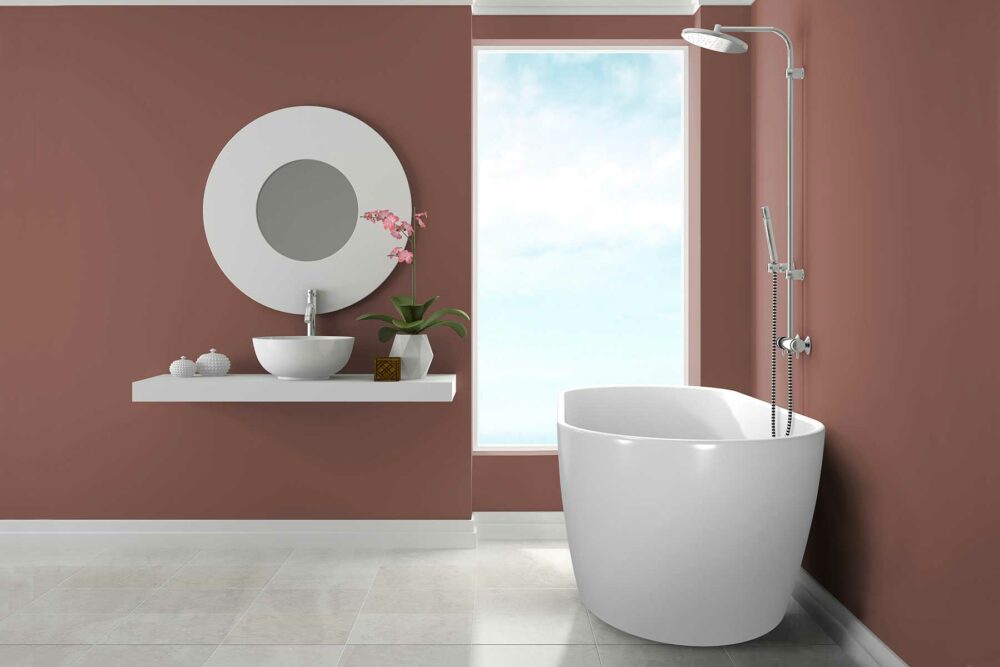 Embla helstøpt badekar fra Interform i hvit akryl. Dusj i krom. Nydelig farge på vegg. Utsikt fra badekaret
