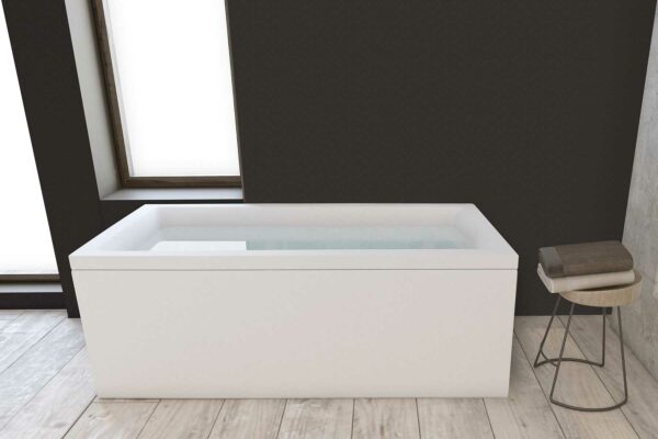 Nemo 170 badekar fra Interform på flis med tre imitasjon, vegg i mørk grå og betong. Utsikt fra massasjebad / boblebad.