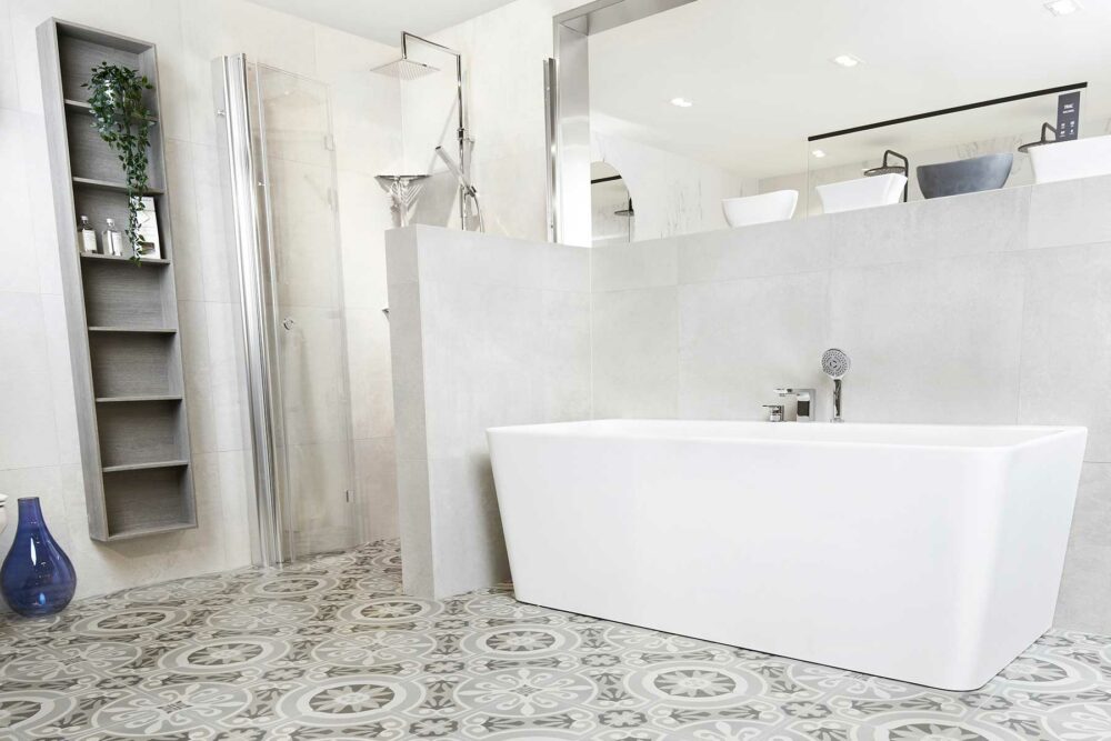 Saga Back To Wall er et stilrent badekar i silkemyk, matt kompositt. Den ergonomiske utformingen gjør det svært behagelig å sitte i. God plass for å montere armatur på badekaret. Leveres med klikkventil og justerbare ben. Nydelige gulv og veggflis. Vega armatur. Lyse omgivelser