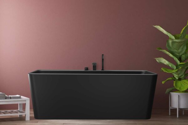 Saga Svart Back To Wall er et stilrent badekar i silkemyk, matt kompositt. Den ergonomiske utformingen gjør det svært behagelig å sitte i. God plass for å montere armatur på badekaret. Leveres med klikkventil og justerbare ben. tregulv og nydelig burgunder veggfarge. Stor potteplante.