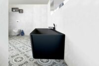 Saga Svart Back To Wall er et stilrent badekar i silkemyk, matt kompositt. Den ergonomiske utformingen gjør det svært behagelig å sitte i. God plass for å montere armatur på badekaret. Leveres med klikkventil og justerbare ben. Nydelig gulvflis i lyst miljø