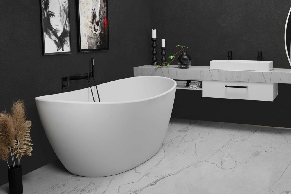 Viena badekar i hvit matt kompositt fra Interform. Marmorgulv og benk til hvit servant med svart armatur. Mørk grå vegg som gir en flott kontrast mot det hvite badekaret.
