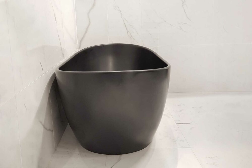 Viena frittstående badekar i svart matt fra Interform