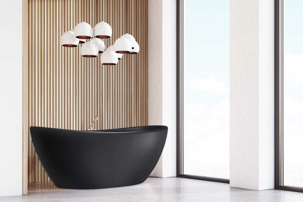 Viena Svart er et lekkert frittstående badekar. Svart vegg armatur. Det ovale designet skaper et mykt og moderne uttrykk. Utførelsen i svart matt kompositt gjør dette til et blikkfang. messing armatur og flott spilevegg. Spiler og utsikt